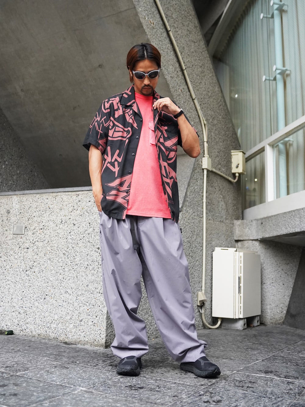 ブラック系のシャツ/ブラウス、ホワイト系のTシャツ/カットソー、グレー系のその他パンツを着用したメンズの夏コーディネートの2枚目の写真