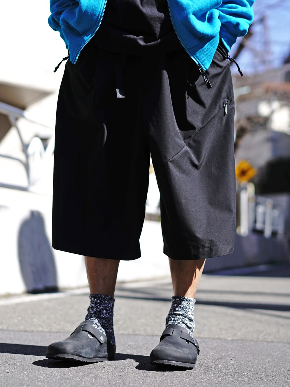 ブラック系のTシャツ/カットソー、ブルー系のパーカー、ブラック系のその他パンツを着用したメンズの春コーディネートの5枚目の写真