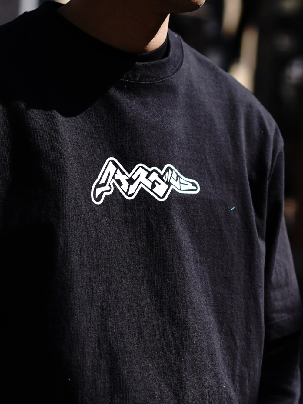 ブラック系のTシャツ/カットソー、ブラック系のその他パンツ、ブラック系のTシャツ/カットソーを着用したメンズの春コーディネートの4枚目の写真