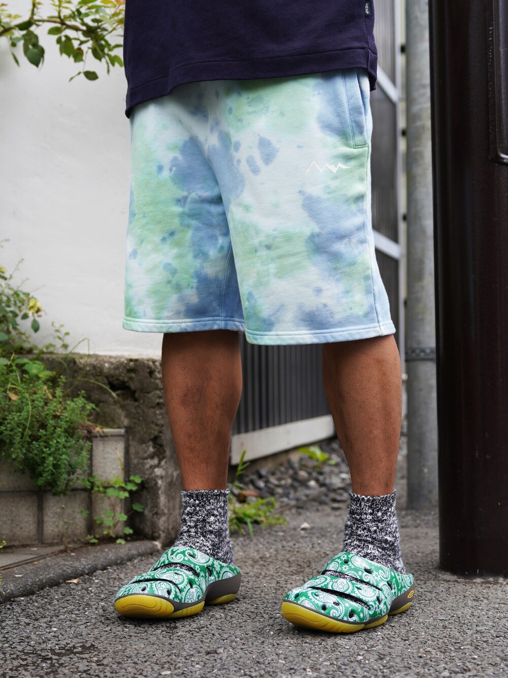 ブルー系のTシャツ/カットソー、ブルー系のその他パンツ、グレー系のサングラスを着用したメンズの夏コーディネートの4枚目の写真