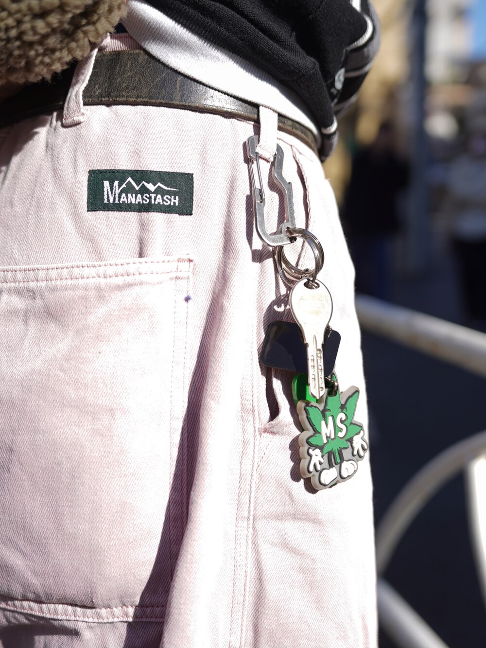 グリーン系のブルゾン、ブラック系のニット/セーターを着用したメンズの冬コーディネートの10枚目の写真