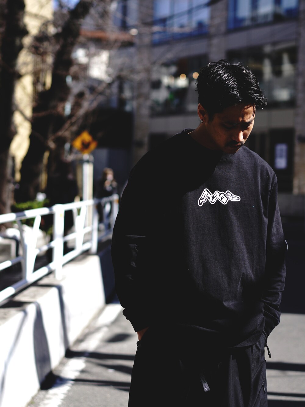 ブラック系のTシャツ/カットソー、ブラック系のその他パンツ、ブラック系のTシャツ/カットソーを着用したメンズの春コーディネートの3枚目の写真