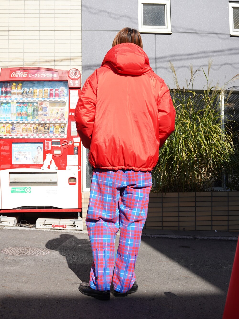 ブルー系のブルゾン、グレー系のカーディガン/ボレロ、レッド系のその他パンツを着用したメンズの冬コーディネートの7枚目の写真