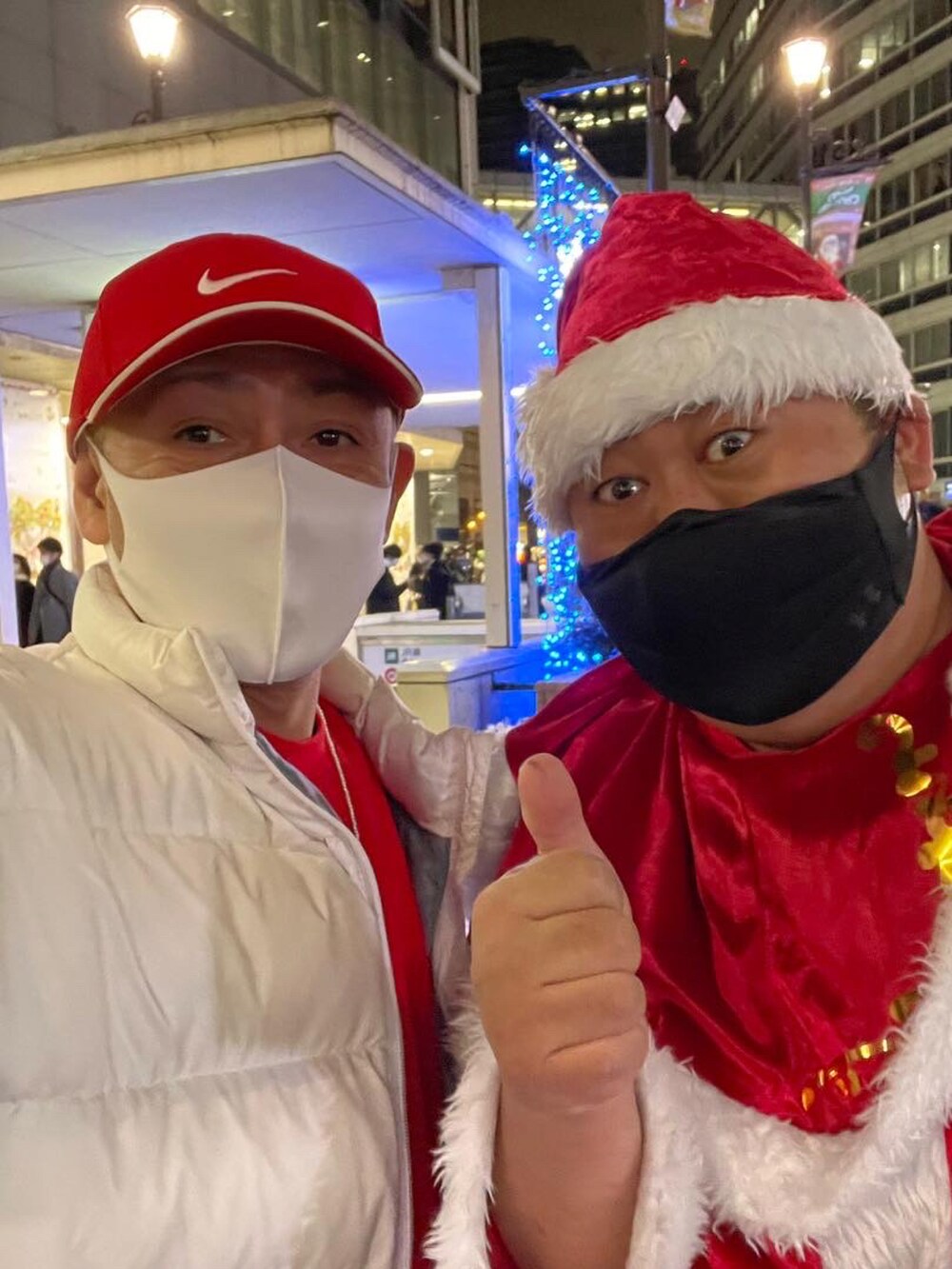 「クリスマス、休日スタイル、オールドスクール、オーバーサイズ、ストリート、NIKE、赤、ホワイト、キャップ、ダウンジャケット、無地T、ロンT、スウェットパンツ、AIR MAX、Shady LTD.」｜「NIKEのアイテム（ダウンジャケット/コート、ホワイト系）」を使った、龍一 (The Loveless)®︎さん（メンズ・168cm）の冬コーディネートの3枚目の写真