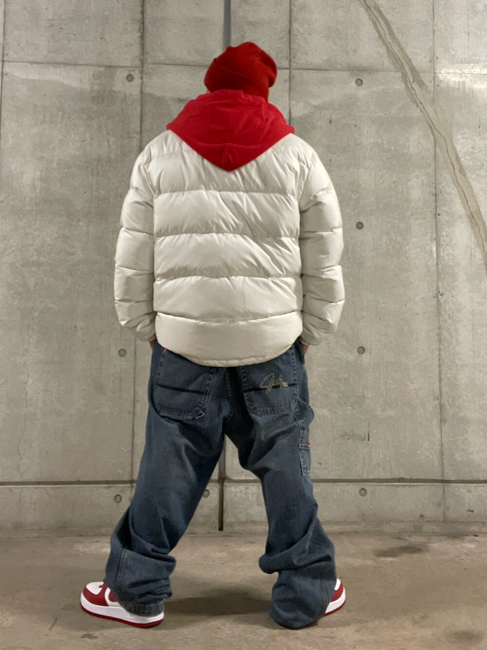 「クリスマスに着たい服、冬コーデ、クリスマス、NIKE、ニット帽、ダウンジャケット、白ダウン、パーカー、ジップアップパーカー、ラグランTシャツ、デニムパンツ、AIR FORCE 1、ストリート、オーバーサイズ、オールドスクール」｜「NIKEのアイテム（ダウンジャケット/コート、ホワイト系）」を使った、龍一 (The Loveless)®︎さん（メンズ・168cm）の冬コーディネートの2枚目の写真