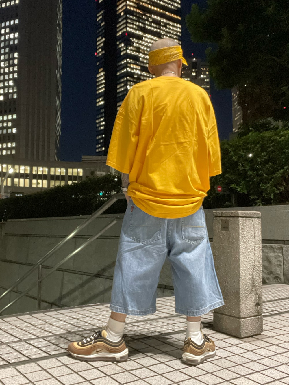 「残暑、バンダナ、カラーTシャツ、ゴールド、無地T、デニムパンツ、ハーフパンツ、白ソックス、NIKE、AIR MAX、ストリート、オーバーサイズ、カラーギャング、IWGP、HIPHOP」｜「PRO CLUB のPRO CLUB/プロクラブ ビッグシルエット ヘビーウェイト クルーネック Ｔシャツ/ビッグT（Tシャツ/カットソー、ゴールド系）」を使った、龍一 (The Loveless)®︎さん（メンズ・168cm）の秋コーディネートの2枚目の写真