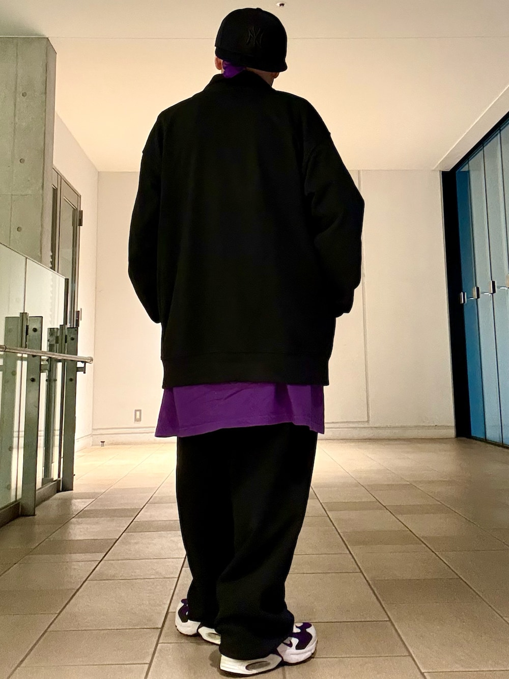 パープル系のTシャツ/カットソー、パープル系のタンクトップ、ブラック系のセットアップを着用したメンズの秋コーディネートの2枚目の写真