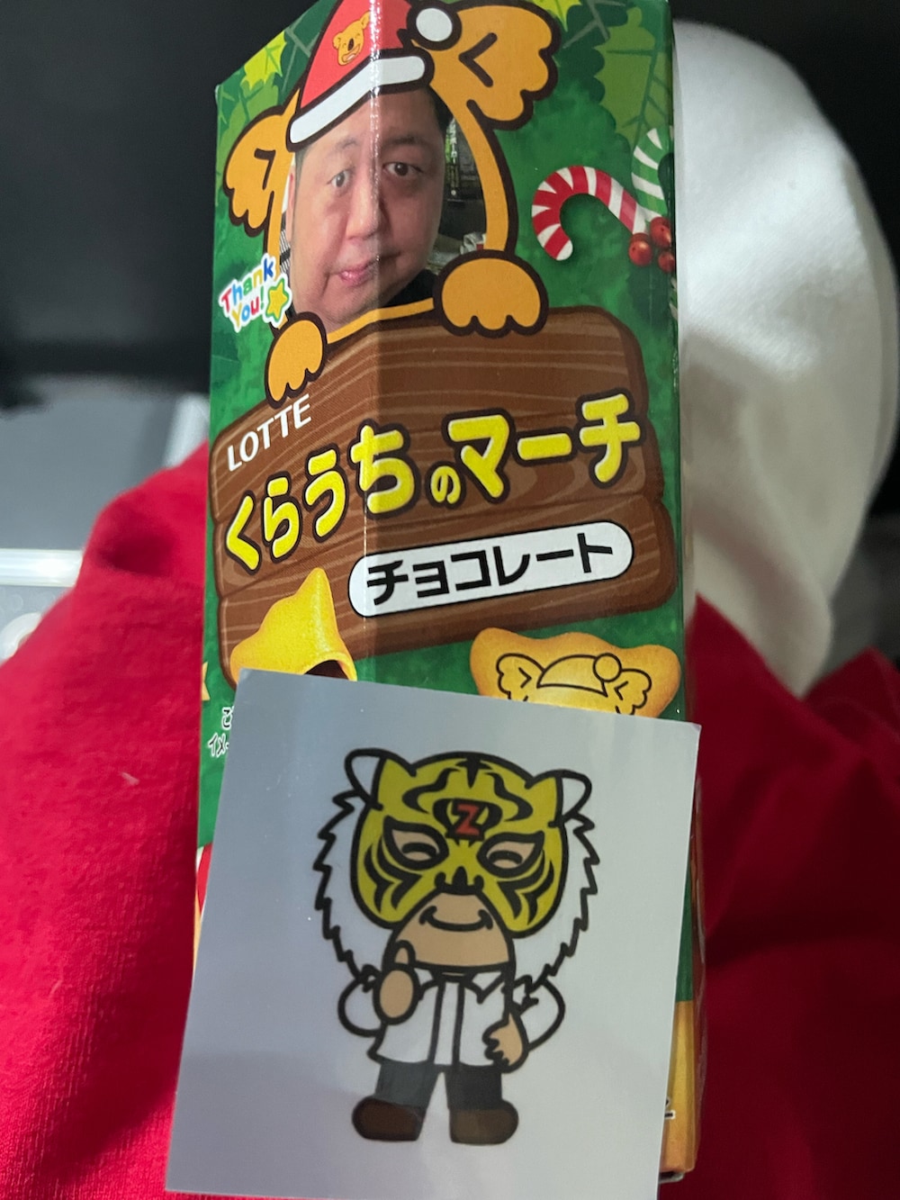 「クリスマス、休日スタイル、オールドスクール、オーバーサイズ、ストリート、NIKE、赤、ホワイト、キャップ、ダウンジャケット、無地T、ロンT、スウェットパンツ、AIR MAX、Shady LTD.」｜「NIKEのアイテム（ダウンジャケット/コート、ホワイト系）」を使った、龍一 (The Loveless)®︎さん（メンズ・168cm）の冬コーディネートの4枚目の写真