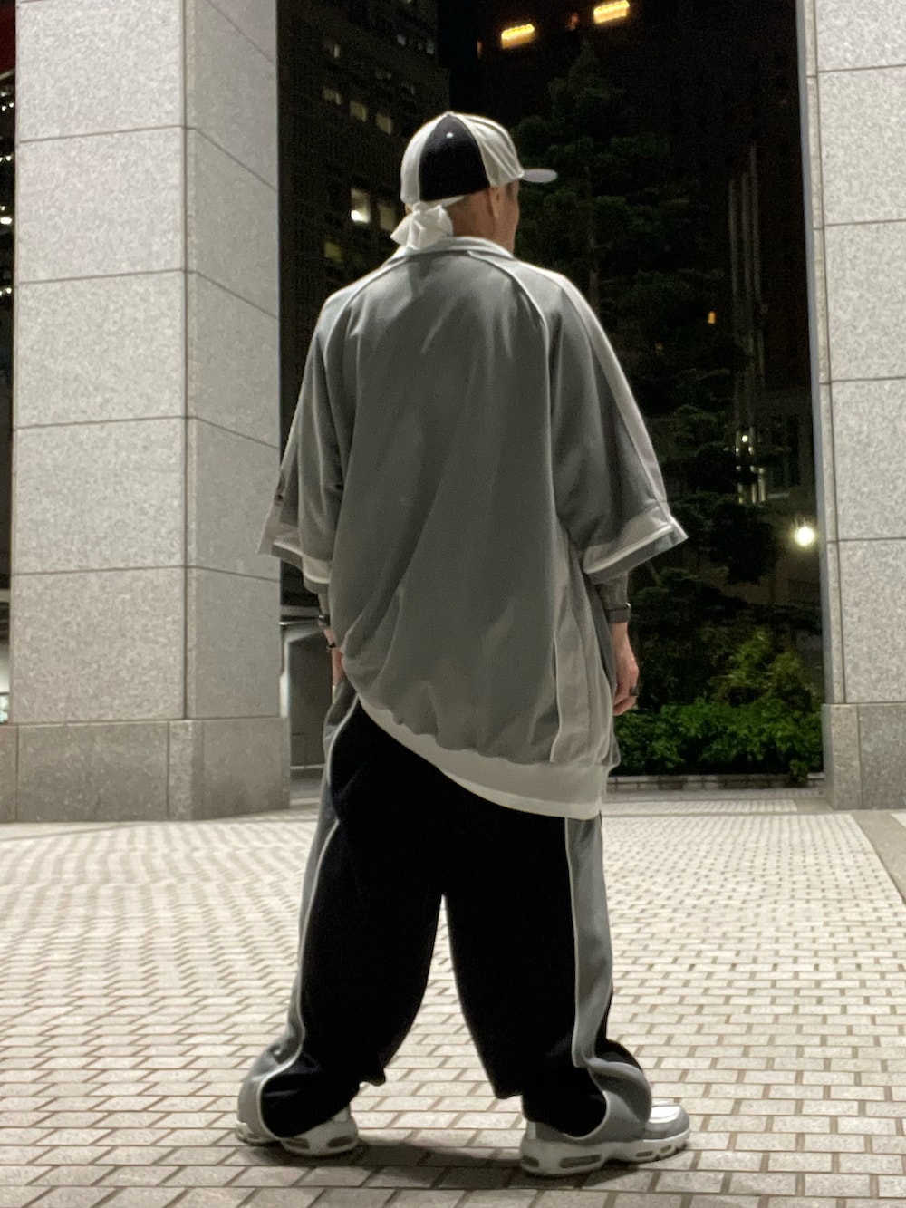 「夏コーデ、Shady LTD.、セットアップ、トラックジャケット、サイドラインパンツ、無地T、白Tシャツ、キャップ、NIKE、AIR MAX、ストリート、オーバーサイズ、HIPHOP、スケータースタイル、ラッパー」｜「Shady LTD.のアイテム（セットアップ、グレー系）」を使った、龍一 (The Loveless)®︎さん（メンズ・168cm）の春コーディネートの2枚目の写真