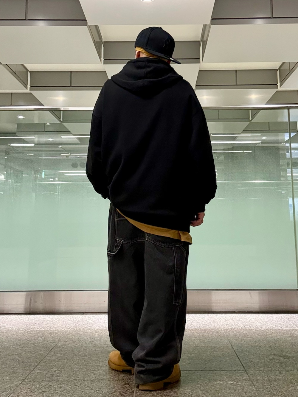 ブラック系のパーカー、ブラウン系のTシャツ/カットソー、ブラック系のタンクトップを着用したメンズの秋コーディネートの2枚目の写真