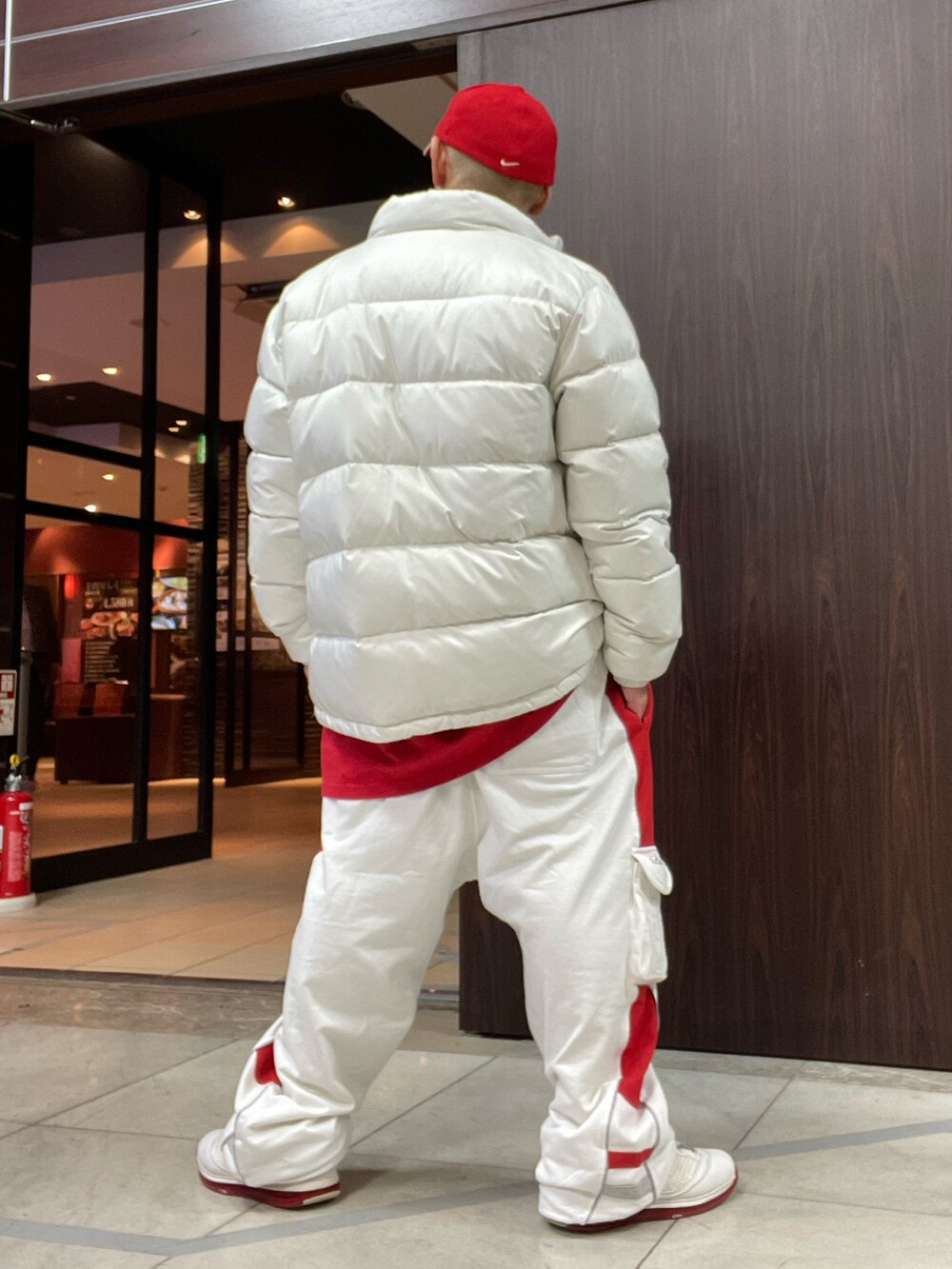 「クリスマス、休日スタイル、オールドスクール、オーバーサイズ、ストリート、NIKE、赤、ホワイト、キャップ、ダウンジャケット、無地T、ロンT、スウェットパンツ、AIR MAX、Shady LTD.」｜「NIKEのアイテム（ダウンジャケット/コート、ホワイト系）」を使った、龍一 (The Loveless)®︎さん（メンズ・168cm）の冬コーディネートの2枚目の写真