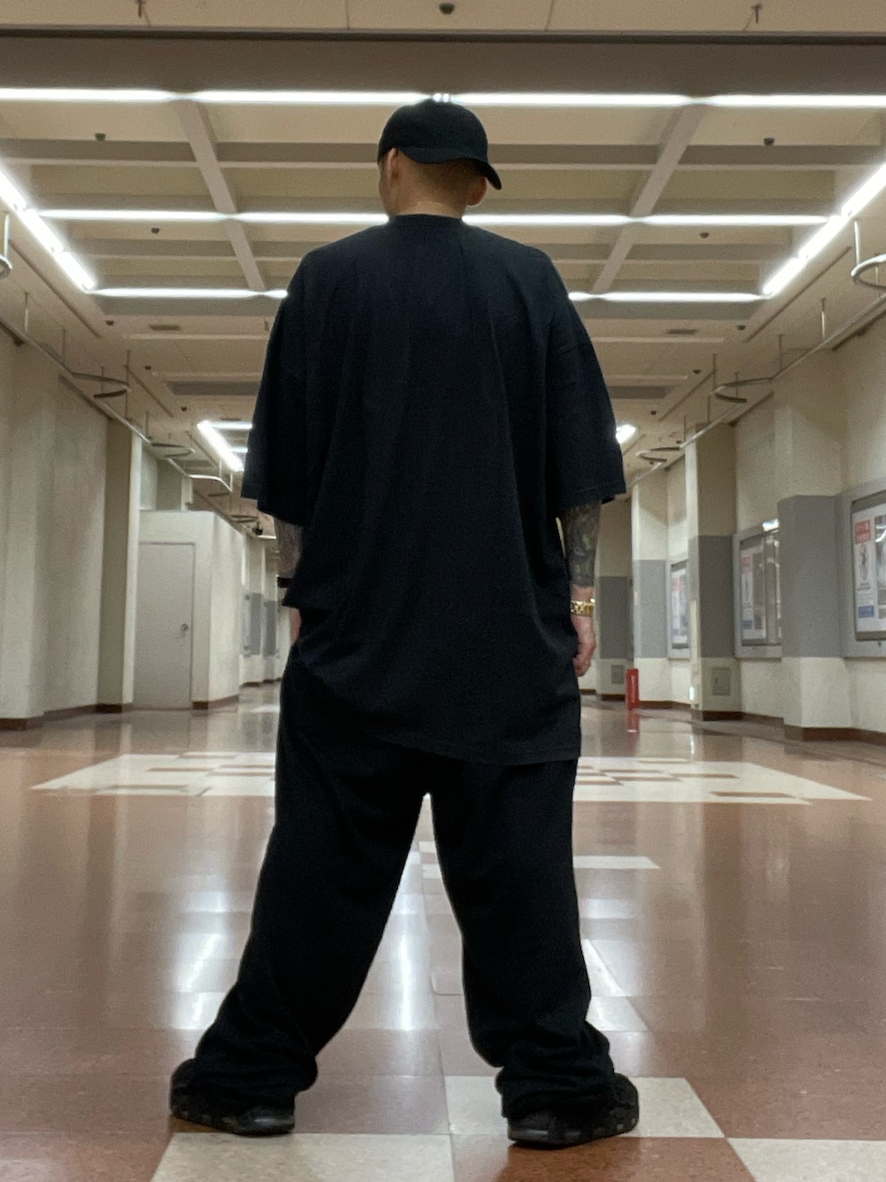 ブラック系のTシャツ/カットソー、ブラック系のスウェットパンツ、ブラック系のスニーカーを着用したメンズの夏コーディネートの2枚目の写真