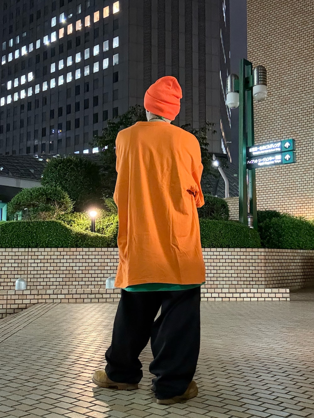 オレンジ系のTシャツ/カットソー、グリーン系のTシャツ/カットソー、ホワイト系のタンクトップを着用したメンズの秋コーディネートの3枚目の写真