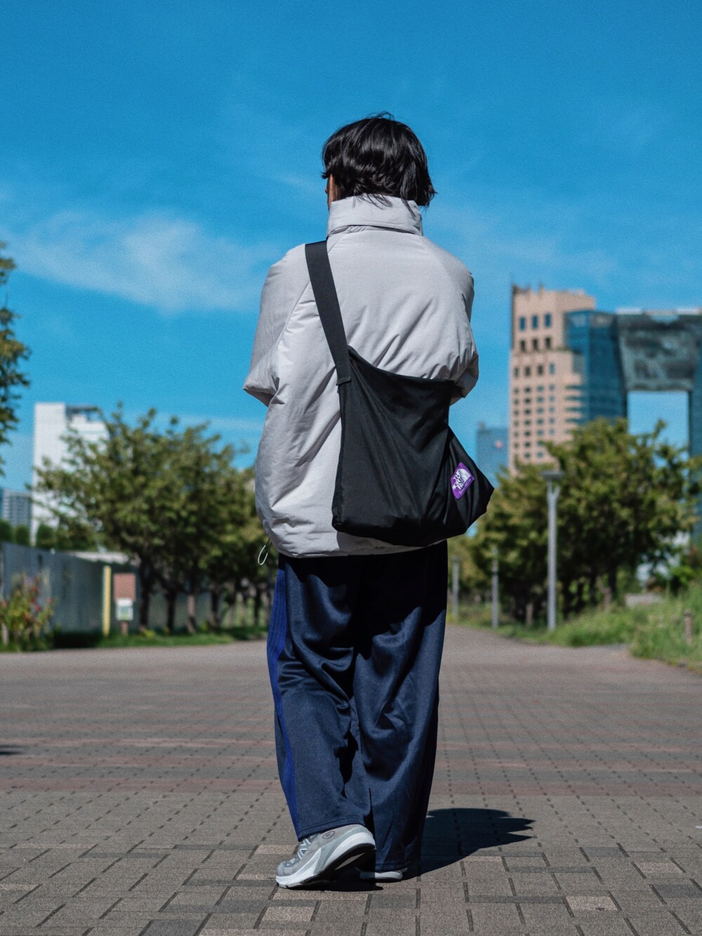 「ワイドパンツ、休日スタイル、スニーカー、きれいめカジュアル、ショルダーバッグ、ビックシルエット」｜「kutirの中綿スタンドネックミリタリーブルゾン（ブルゾン、グレー系）」を使った、冨田 幸大さん（メンズ・171cm）の秋コーディネートの3枚目の写真