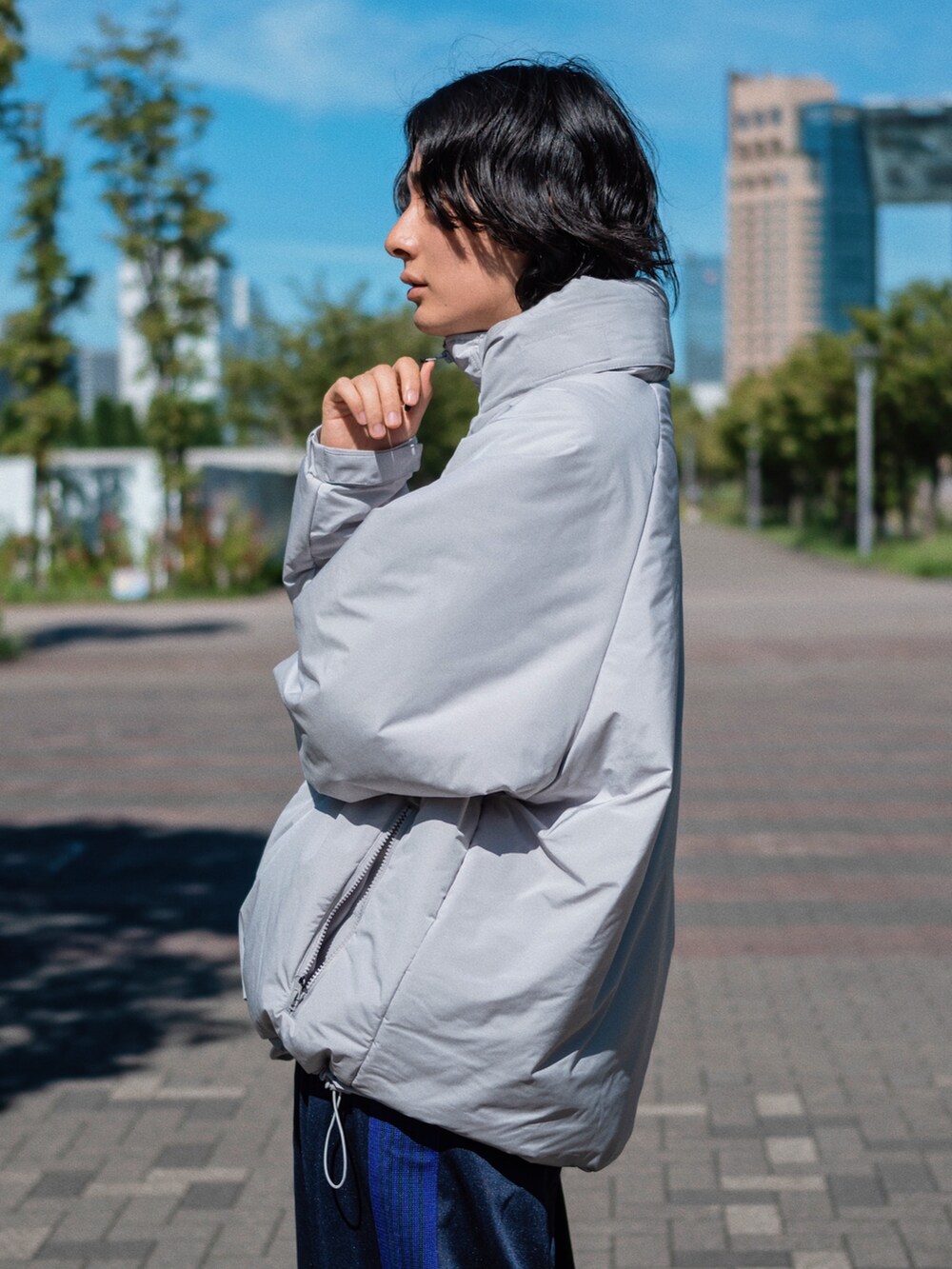 「ワイドパンツ、休日スタイル、スニーカー、きれいめカジュアル、ショルダーバッグ、ビックシルエット」｜「kutirの中綿スタンドネックミリタリーブルゾン（ブルゾン、グレー系）」を使った、冨田 幸大さん（メンズ・171cm）の秋コーディネートの2枚目の写真