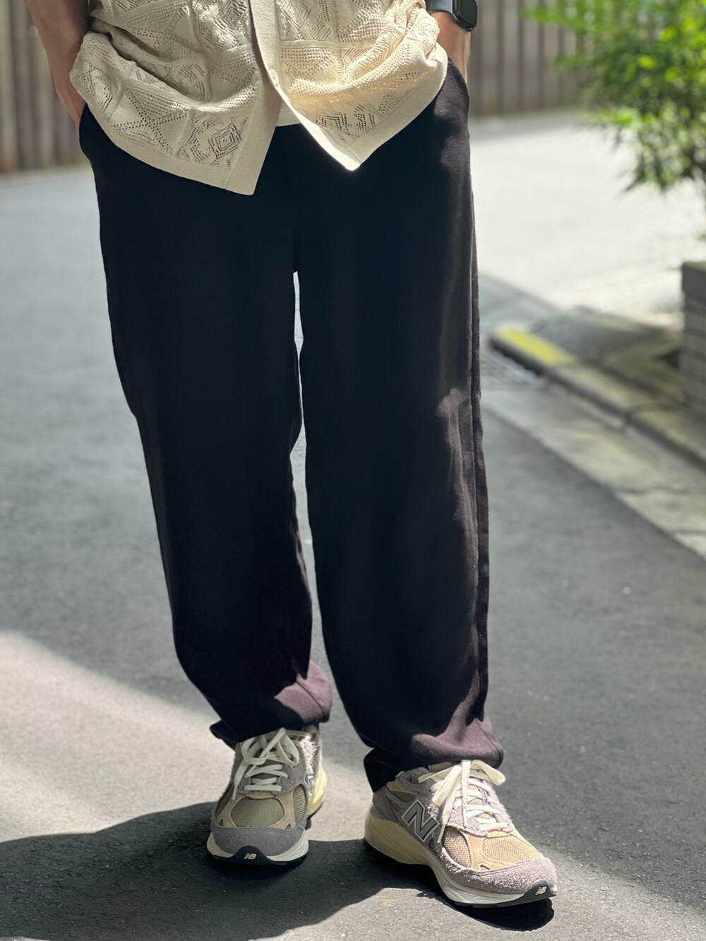 「初夏コーデ、モノトーン、休日スタイル、シンプルコーデ、ビックシルエット、レイヤードスタイル、淡色コーデ、お出かけコーデ、きれいめカジュアル」｜「AMERICAN RAG CIEのリネンブレンドイージーパンツ（その他パンツ、ブラック系）」を使った、冨田 幸大さん（メンズ・171cm）の夏コーディネートの3枚目の写真