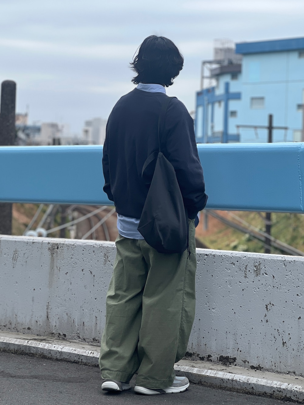 「レイヤードスタイル、メンズファッション、休日コーデ、カジュアルコーデ、大人カジュアル、春コーデ、春服、トートバッグ、きれいめカジュアル、スニーカーコーデ、スウェット」｜「FreshServiceのアイテム（スウェット、グレー系）」を使った、冨田 幸大さん（メンズ・171cm）の冬コーディネートの2枚目の写真