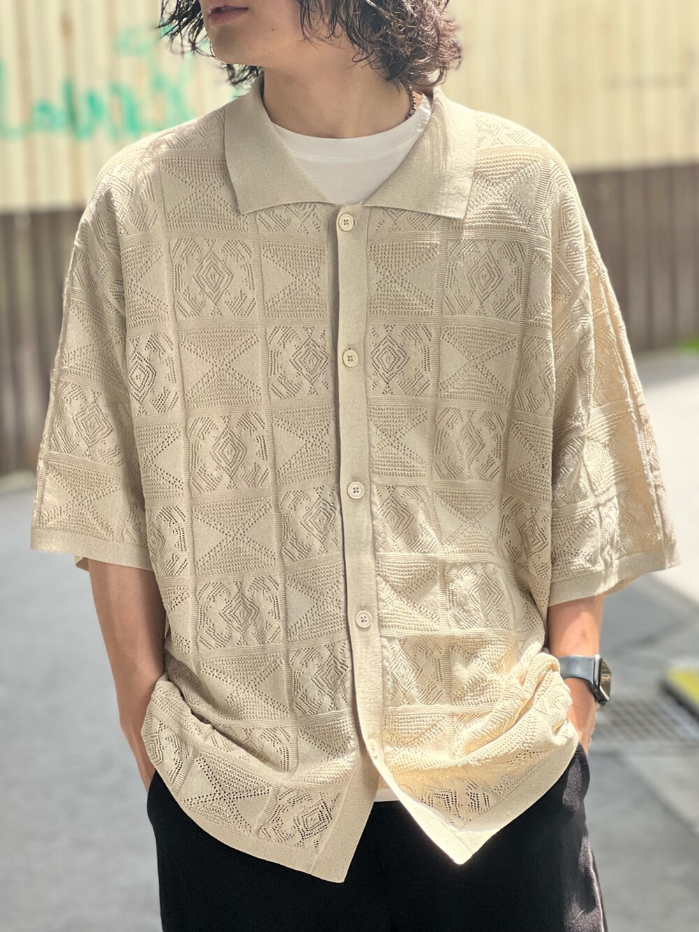 「初夏コーデ、モノトーン、休日スタイル、シンプルコーデ、ビックシルエット、レイヤードスタイル、淡色コーデ、お出かけコーデ、きれいめカジュアル」｜「AMERICAN RAG CIEのリネンブレンドイージーパンツ（その他パンツ、ブラック系）」を使った、冨田 幸大さん（メンズ・171cm）の夏コーディネートの2枚目の写真
