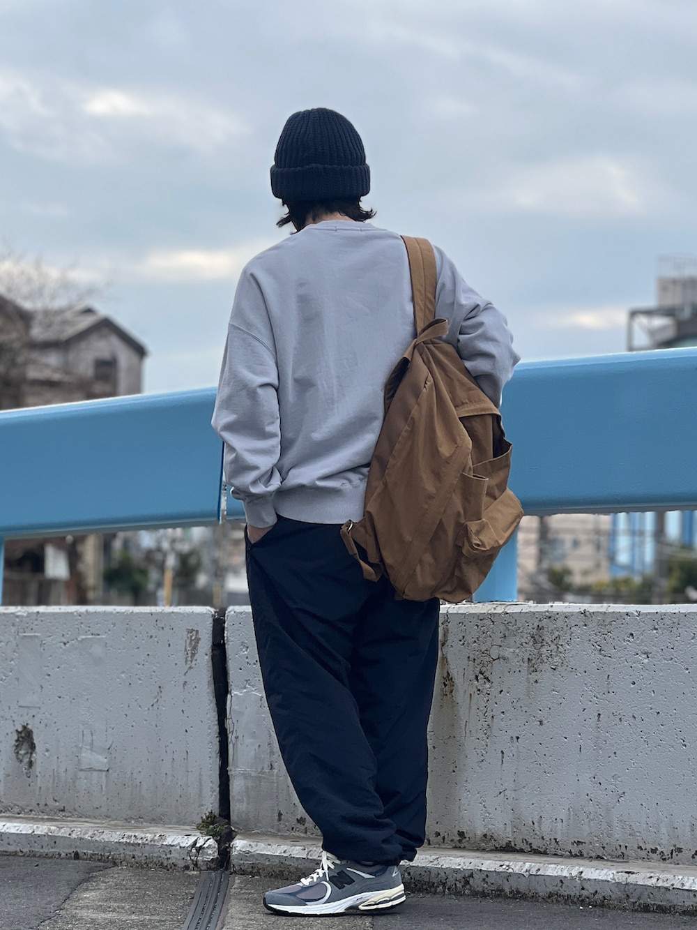 ブルー系のパンツ、ブルー系のスニーカー、グレー系のスウェットを着用したメンズの春コーディネートの2枚目の写真