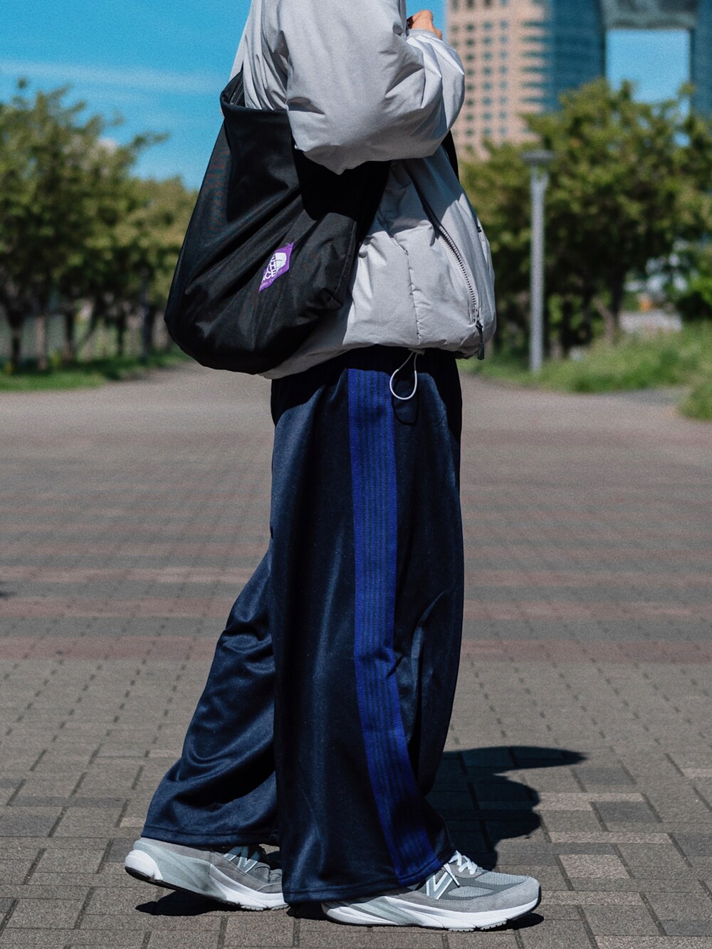 「ワイドパンツ、休日スタイル、スニーカー、きれいめカジュアル、ショルダーバッグ、ビックシルエット」｜「kutirの中綿スタンドネックミリタリーブルゾン（ブルゾン、グレー系）」を使った、冨田 幸大さん（メンズ・171cm）の秋コーディネートの4枚目の写真