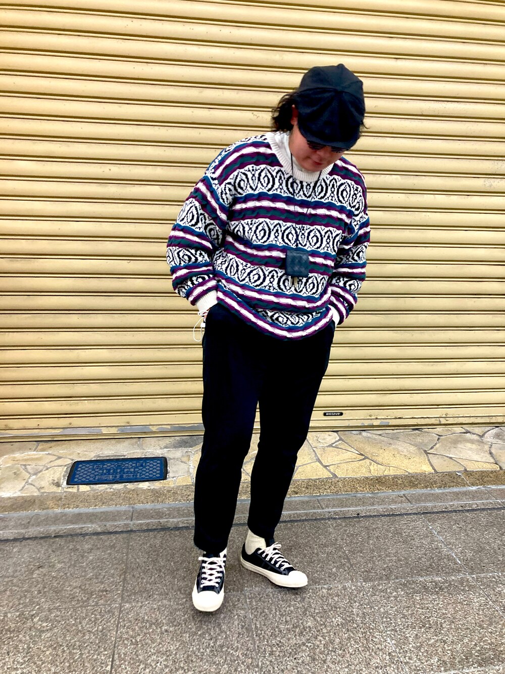 「新年一発目、休日コーデ、あけましておめでとうございます！、ootd、いいね、save、フォローお願いします🤑、ハンチング、サングラス、ニット、黒パンツ、カジュアル、オーバーサイズ、コンバース、UNIQLO、白靴下、古着好きな人と繋がりたい」｜「Nostalgic Garageのアイテム（ハンチング/ベレー帽、ブラック系）」を使った、193さん（メンズ・175cm）の冬コーディネートの2枚目の写真