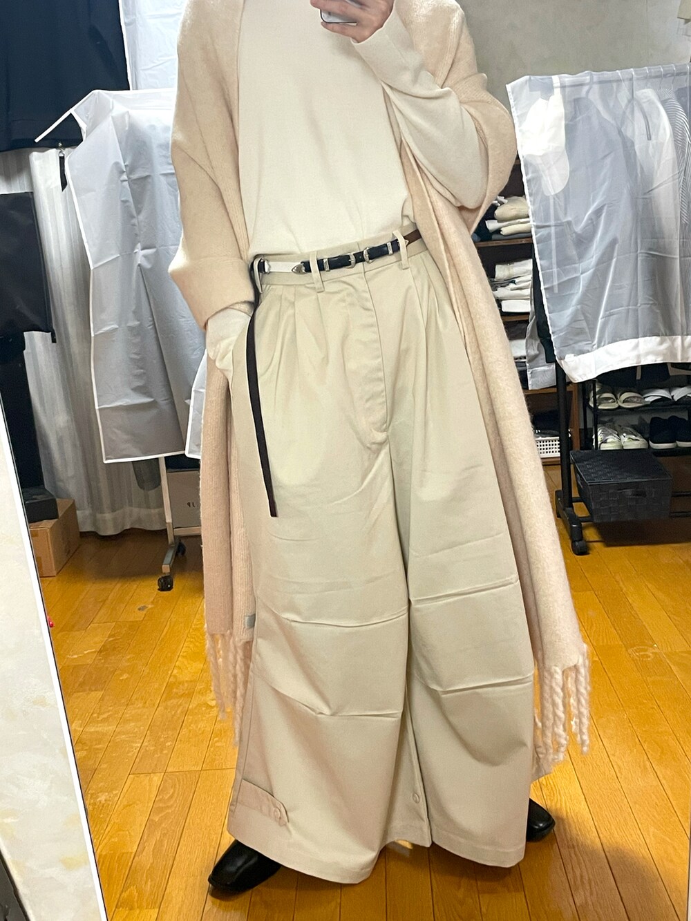 ホワイト系のその他パンツ、ホワイト系のニット/セーター、ブラック系のブーツを着用したメンズの冬コーディネートの3枚目の写真