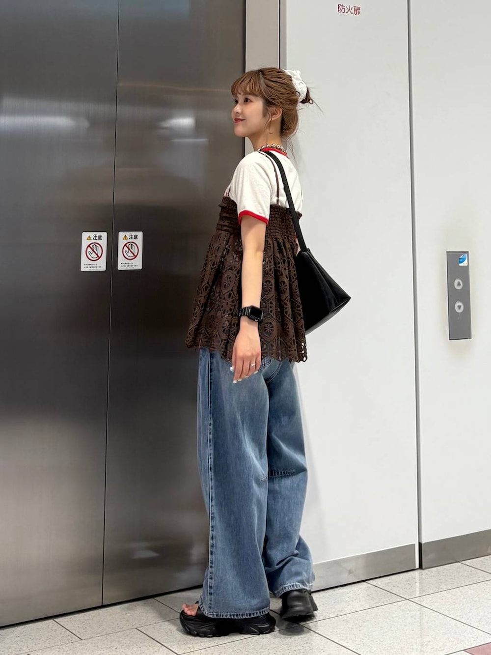 「差し色コーデ、カジュアル、サンダル、Tシャツ、キャミソール、デニムパンツ、ショルダーバッグ、夏コーデ、LOWRYS FARM、大人女子カジュアル_LOWRYS FARM、ローリーズスタイル_LOWRYS FARM、大人カジュアル」|「LOWRYS FARMのクロススポサン 287478(サンダル、ブラック系)」を使った、aoさん(レディース・158cm)の春コーディネートの4枚目の写真