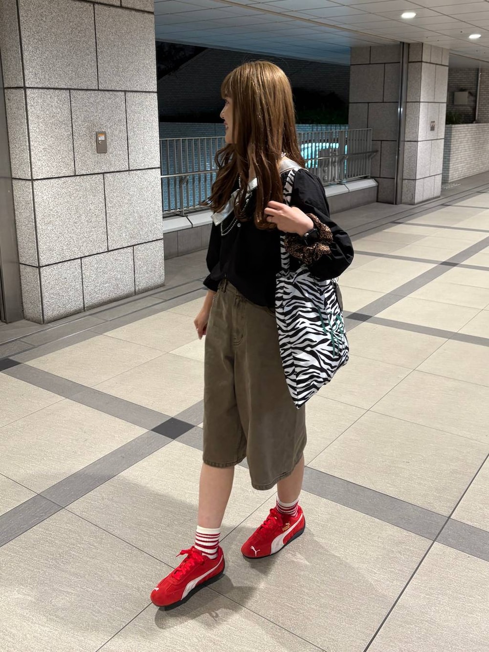「LOWRYS FARM、大人女子カジュアル_LOWRYS FARM、ローリーズスタイル_LOWRYS FARM、差し色コーデ、カジュアル、ブラウス、ハーフパンツ、春コーデ」｜「LOWRYS FARMのデニムハーフパンツ  289806（デニムパンツ、ブラウン系）」を使った、aoさん（レディース・158cm）の春コーディネートの3枚目の写真