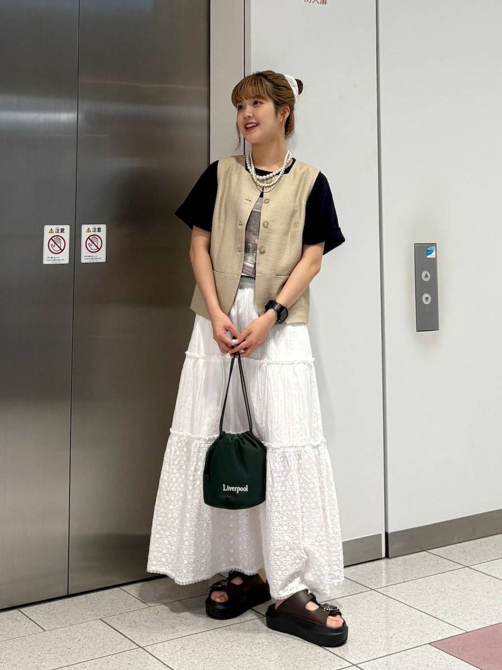 「セールコーデ、ロングスカート、ベスト、Tシャツ、サンダル、LOWRYS FARM、夏コーデ、大人女子カジュアル_LOWRYS FARM、ローリーズスタイル_LOWRYS FARM、差し色コーデ、カジュアル」｜「LOWRYS FARMのパールタレンネックレス　249411（ネックレス、ベージュ系）」を使った、aoさん（レディース・158cm）の夏コーディネートの2枚目の写真