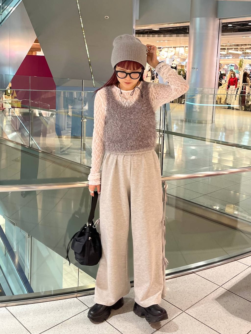 「差し色コーデ、カジュアル、スウェット、スウェットパンツ、ショートブーツ、ブーツ、メガネ、秋コーデ、秋冬新作、秋服準備はじめました、LOWRYS FARM、大人女子カジュアル_LOWRYS FARM、ローリーズスタイル_LOWRYS FARM、大人カジュアル」|「LOWRYS FARMのEYEWEAR 128533(メガネ、ベージュ系)」を使った、aoさん(レディース・158cm)の秋コーディネートの5枚目の写真