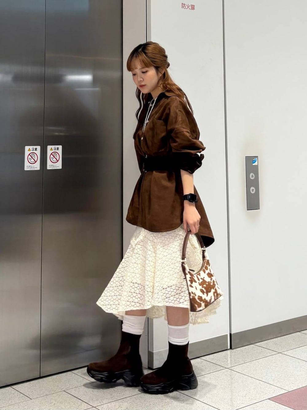 ホワイト系のスカート、その他のショルダーバッグ、ブラウン系のシャツ/ブラウスを着用したレディースの秋コーディネートの4枚目の写真