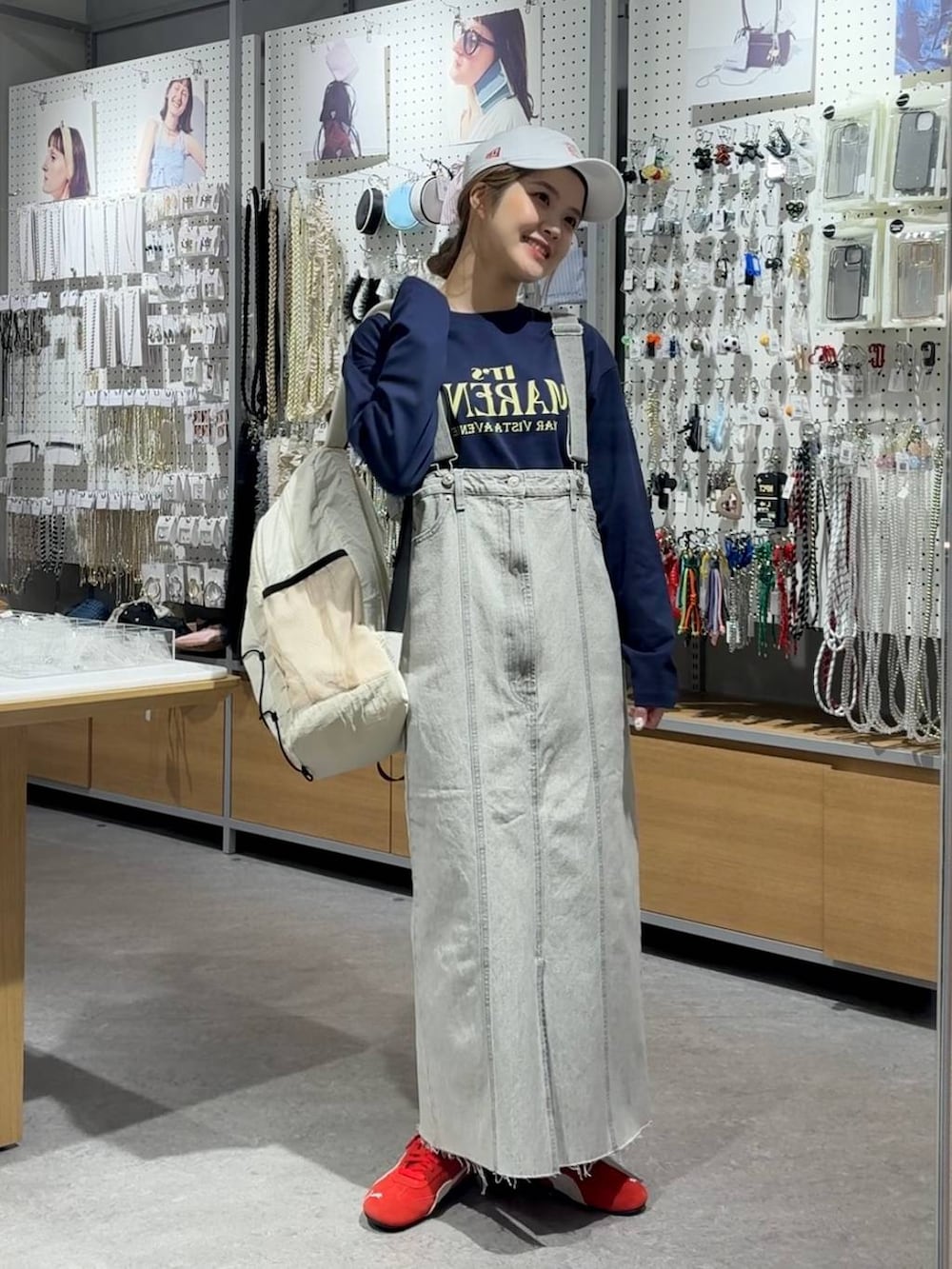 「差し色コーデ、カジュアル、スカート、ロングスカート、Tシャツ、ロンT、リュック・バッグ、キャップ、LOWRYS FARM、春コーデ、大人女子カジュアル_LOWRYS FARM、ローリーズスタイル_LOWRYS FARM」｜「LOWRYS FARMのＣＯＮＥ／ジャンスカ　 131367（ジャンパースカート、グレー系）」を使った、aoさん（レディース・158cm）の春コーディネートの3枚目の写真