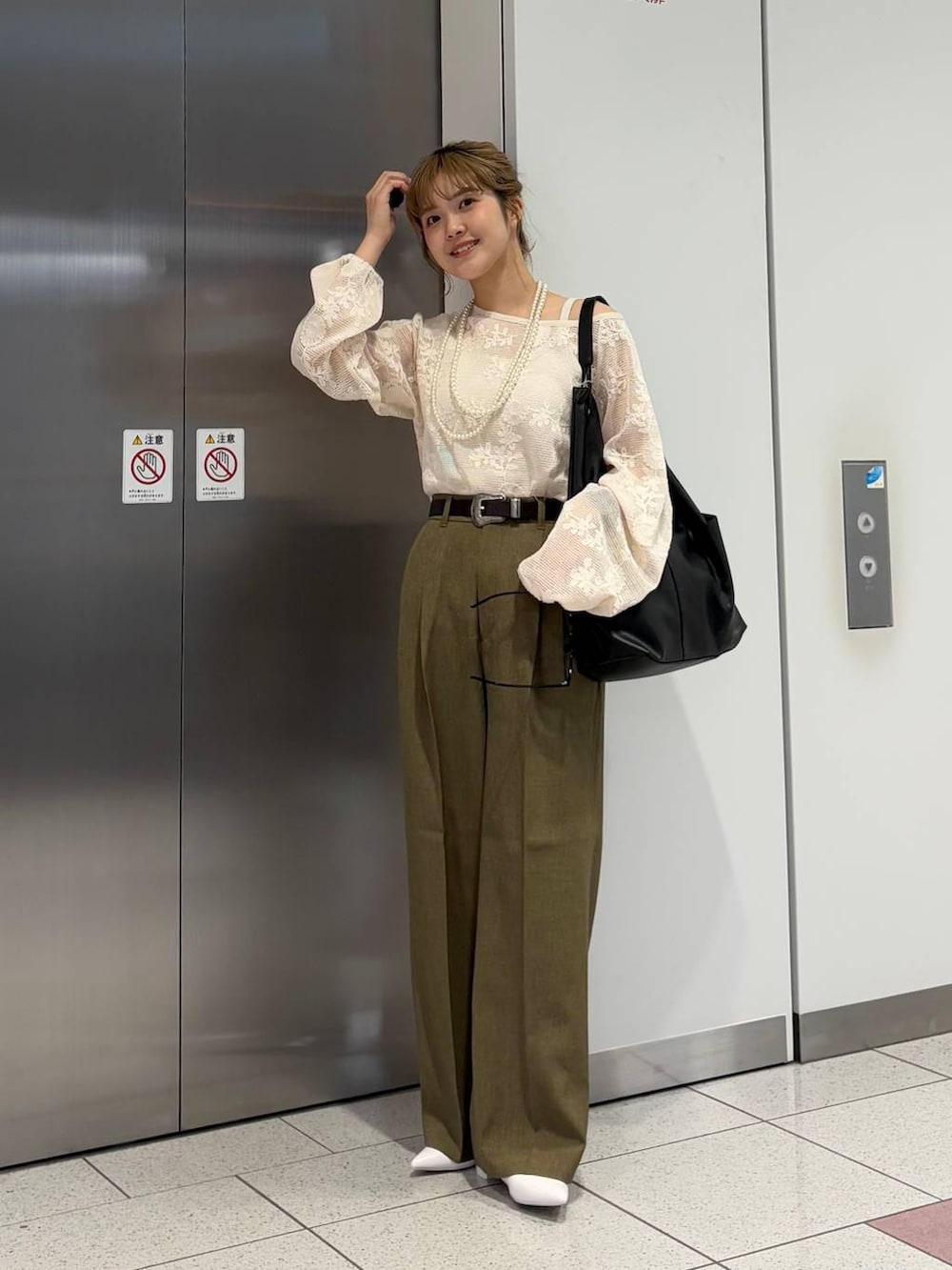 「差し色コーデ、カジュアル、ワイドパンツ、春コーデ、大人カジュアル、LOWRYS FARM、大人女子カジュアル_LOWRYS FARM、ローリーズスタイル_LOWRYS FARM」｜「LOWRYS FARMのＥＹＥＷＥＡＲ　128533（メガネ、ベージュ系）」を使った、aoさん（レディース・158cm）の春コーディネートの3枚目の写真