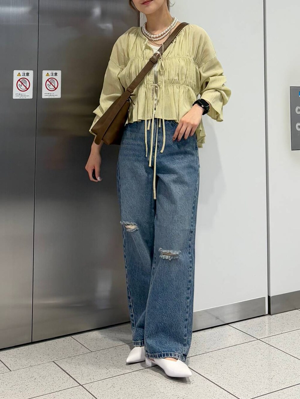 「差し色コーデ、カジュアル、ブラウス、カップ付きインナー、デニムパンツ、ショルダーバッグ、LOWRYS FARM、春コーデ、春色、大人女子カジュアル_LOWRYS FARM、ローリーズスタイル_LOWRYS FARM」|「LOWRYS FARMのパールタレンネックレス 249411(ネックレス、ベージュ系)」を使った、aoさん(レディース・158cm)の春コーディネートの3枚目の写真
