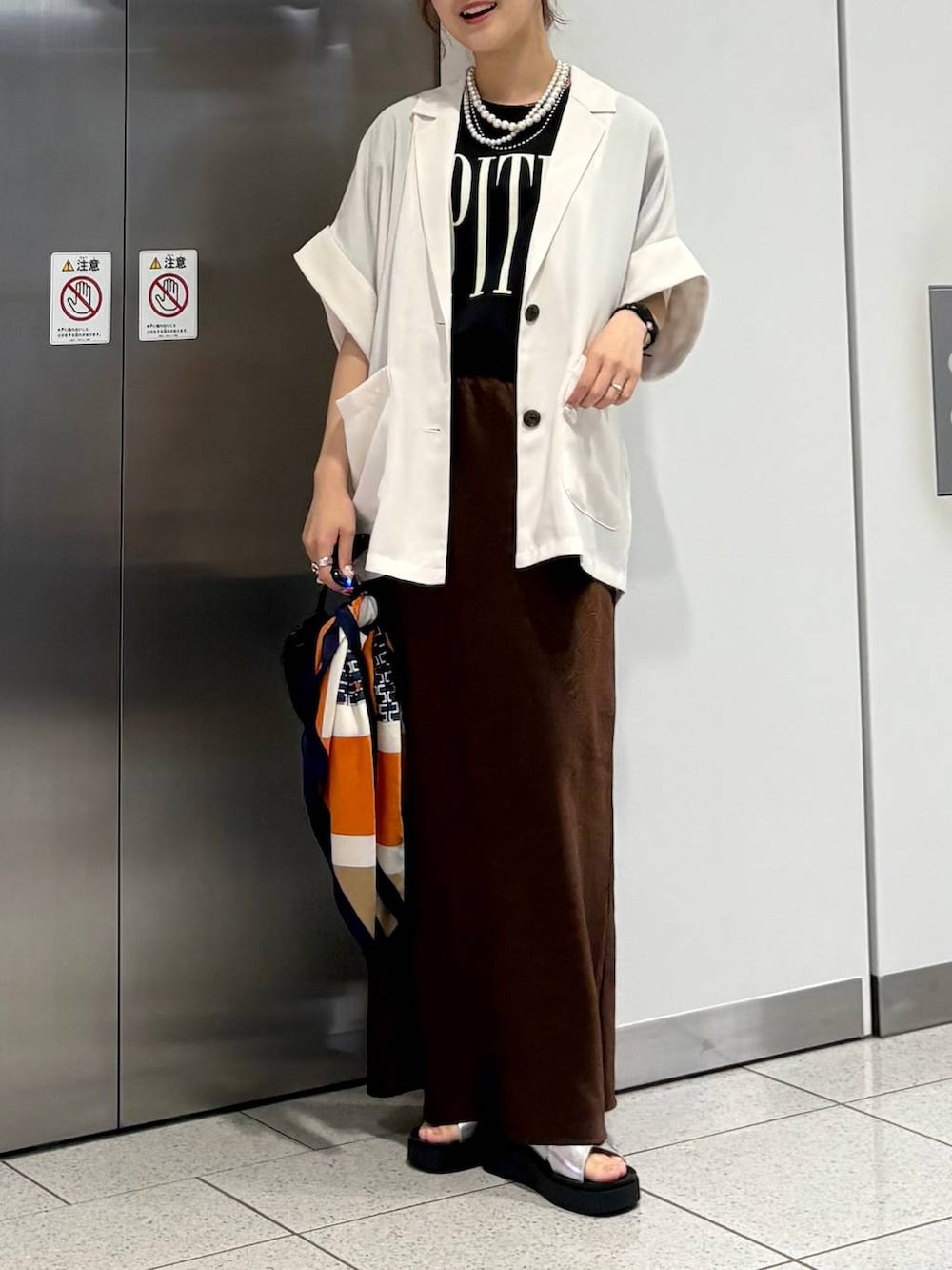 「差し色コーデ、カジュアル、ジャケット、ジャケットスタイル、きれいめカジュアル、ロングスカート、スカート、スカーフ、サンダル、LOWRYS FARM、夏コーデ、ローリーズスタイル_LOWRYS FARM、大人女子カジュアル_LOWRYS FARM」|「LOWRYS FARMのパールタレンネックレス 249411(ネックレス、ベージュ系)」を使った、aoさん(レディース・158cm)の夏コーディネートの2枚目の写真