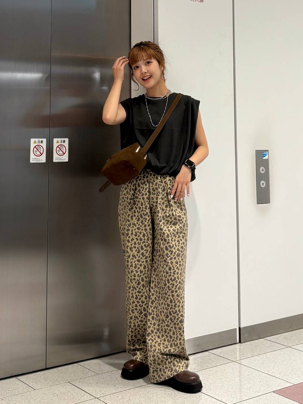 その他のデニムパンツ、グレー系のTシャツ/カットソー、ブラウン系のショルダーバッグを着用したレディースの夏コーディネートの2枚目の写真