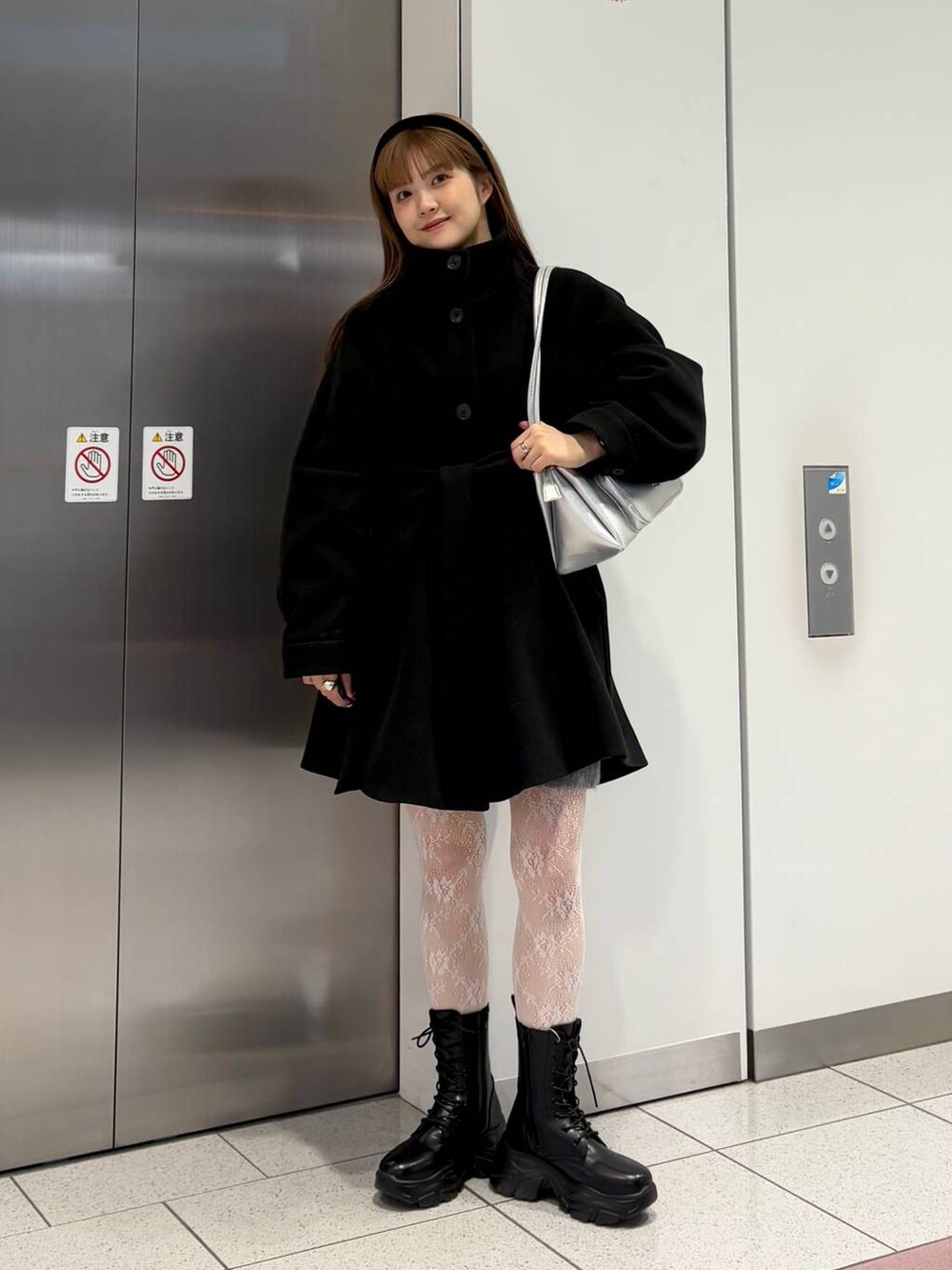 「ガーリー、デートコーデ、ヘアアクセサリー、ブーツ、ショートブーツ、コート、冬アウター、LOWRYS FARM、セールコーデ」｜「LOWRYS FARMのウールライクミドルコート 116483（その他アウター、ブラック系）」を使った、aoさん（レディース・158cm）の冬コーディネートの4枚目の写真