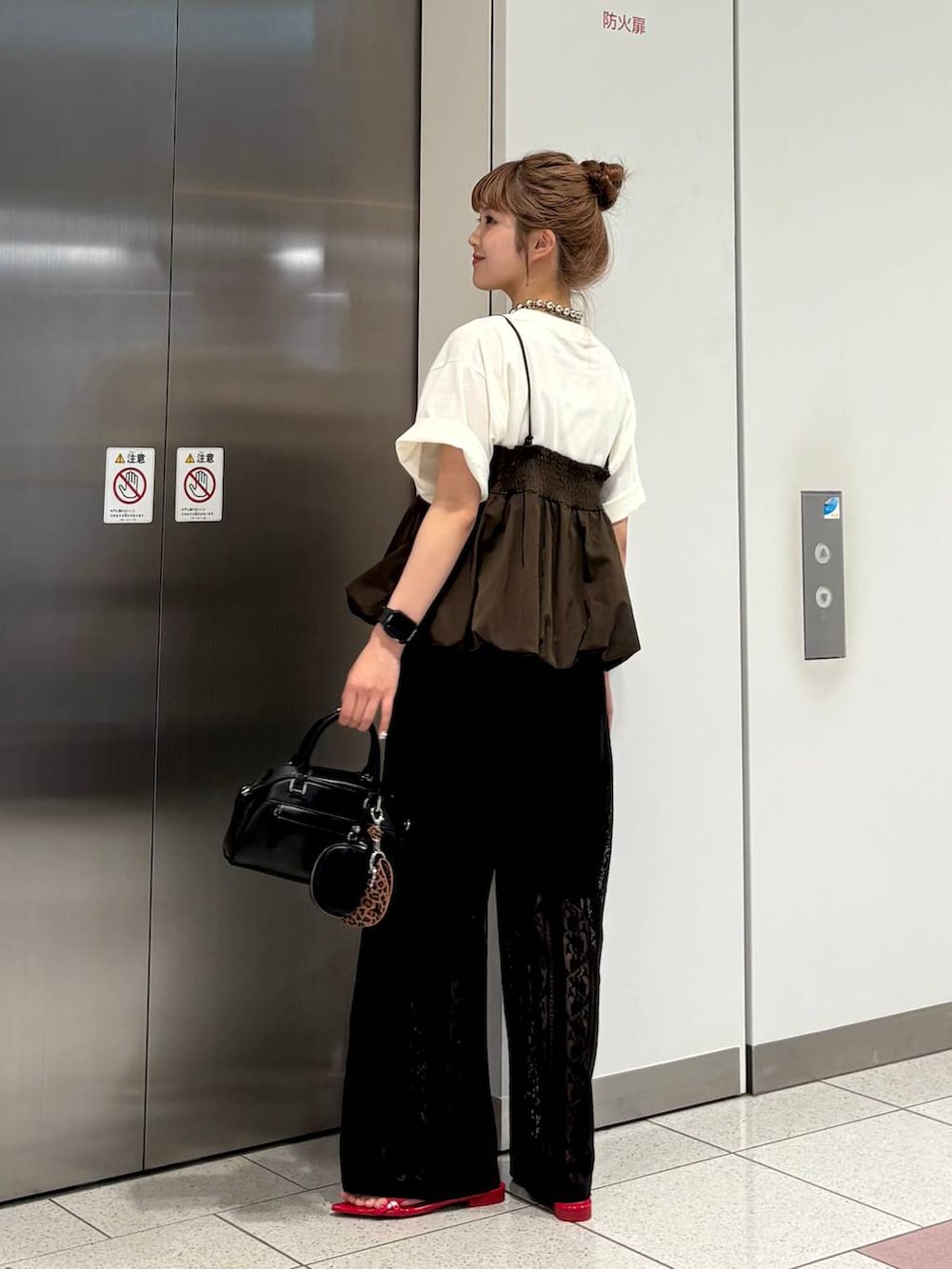 「差し色コーデ、カジュアル、Tシャツ、ビスチェ、ワイドパンツ、ラフ、夏コーデ、サンダル、LOWRYS FARM、大人カジュアル、大人女子カジュアル_LOWRYS FARM、ローリーズスタイル_LOWRYS FARM」|「LOWRYS FARMのポインテッドナローサンダル 287486(サンダル、レッド系)」を使った、aoさん(レディース・158cm)の夏コーディネートの4枚目の写真