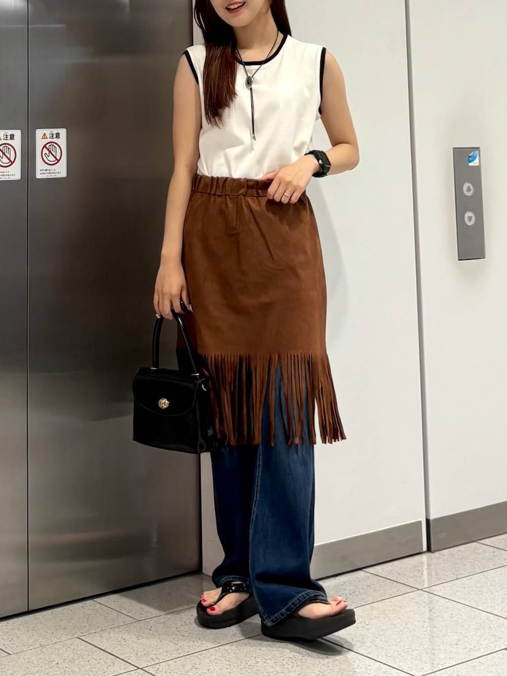 「差し色コーデ、カジュアル、ノースリーブ、Tシャツ、デニムパンツ、フレアパンツ、スカート、夏コーデ、LOWRYS FARM、大人カジュアル、ローリーズスタイル_LOWRYS FARM、大人女子カジュアル_LOWRYS FARM」｜「LOWRYS FARMのコンチョコードネックレス 493946（ネックレス、グレー系）」を使った、aoさん（レディース・158cm）の夏コーディネートの2枚目の写真