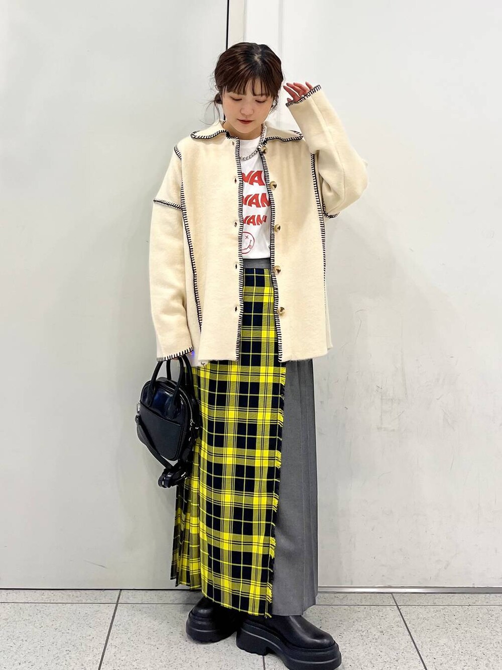 「差し色コーデ、カジュアル、カーディガン、ニット、スカート、ロングスカート、ネックレス、ブーツ、ショートブーツ、Tシャツ、ロンT、モバイルグッズ_Me%、LOWRYS FARM、Me%、ローリーズスタイル_LOWRYS FARM」｜「LOWRYS FARMのストレッチスニーカーブーツ 969457（ブーツ、ブラック系）」を使った、aoさん（レディース・158cm）の秋コーディネートの3枚目の写真
