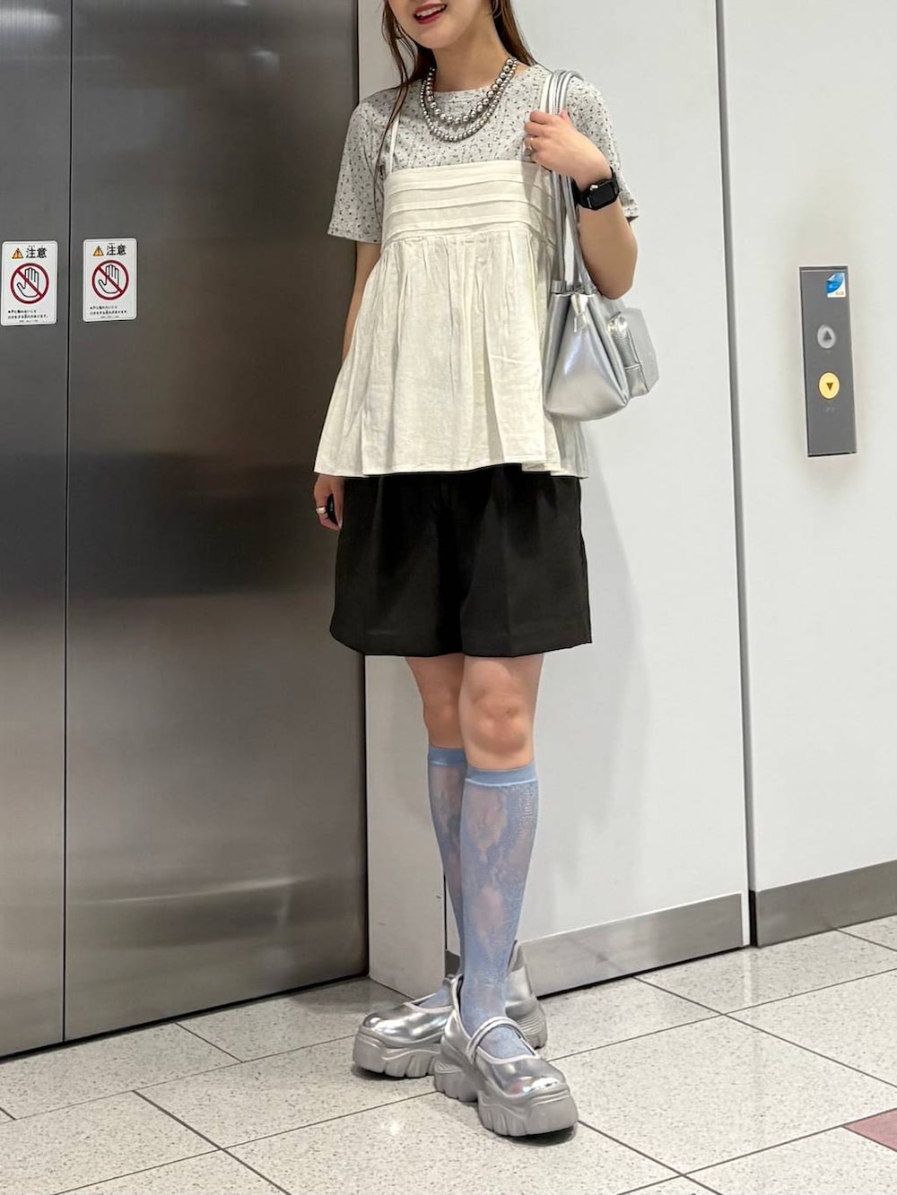 「差し色コーデ、カジュアル、キャミソール、ショートパンツ、スニーカー、ネックレス、Tシャツ、LOWRYS FARM、春コーデ、春色、大人女子カジュアル_LOWRYS FARM、ローリーズスタイル_LOWRYS FARM」|「LOWRYS FARMのレースハイソックス 128527(ソックス/靴下、ブルー系)」を使った、aoさん(レディース・158cm)の春コーディネートの2枚目の写真