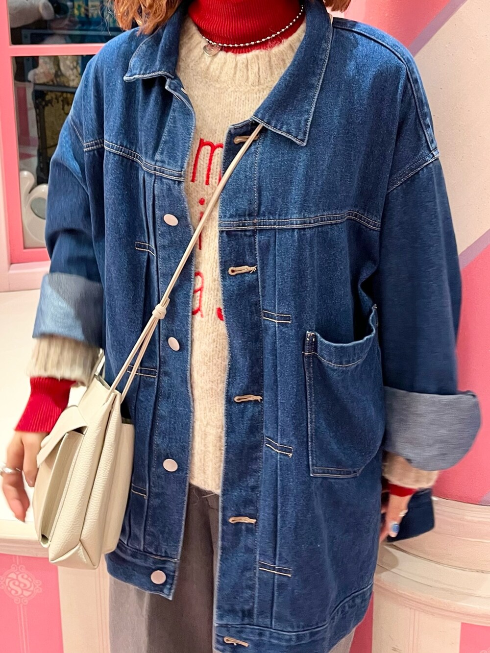 「メンズアイテム、メンズライク、デニムジャケット、タートルネック、タートルネックニット、ロゴニット、ユニバコーデ、オーバーサイズ、ゆったりコーデ、私の推しブランド、レイヤードスタイル、レイヤード、LOWRYS FARM、ローリーズファーム(LOWRYS FARM)、ローリーズファーム公認インフルエンサー」｜「LOWRYS FARMのＴＲタックワイドパンツ（パンツ、グレー系）」を使った、aoさん（レディース・158cm）の冬コーディネートの2枚目の写真