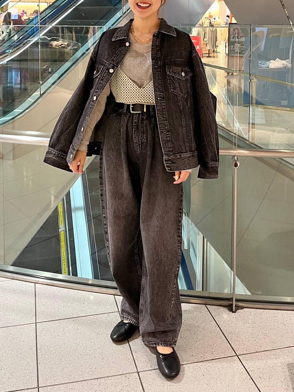 ホワイト系のTシャツ/カットソー、ブラック系のテーラードジャケット、ブラック系のデニムパンツを着用したレディースの冬コーディネートの3枚目の写真