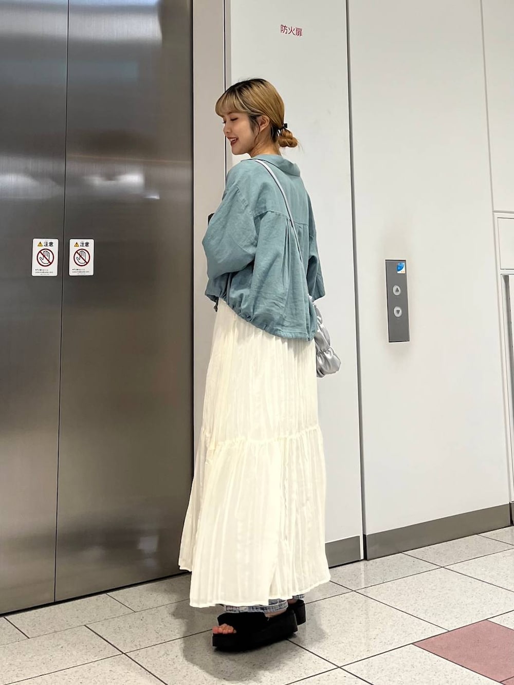 「差し色コーデ、カジュアル、シャツ、ハンディファン、デニムパンツ、ワンピース、タンクトップ、サンダル、ショルダーバッグ、LOWRYS FARM、夏コーデ、ローリーズスタイル_LOWRYS FARM」|「LOWRYS FARMのカンドウフィットフリル 105198(サンダル、ブラック系)」を使った、aoさん(レディース・158cm)の夏コーディネートの5枚目の写真