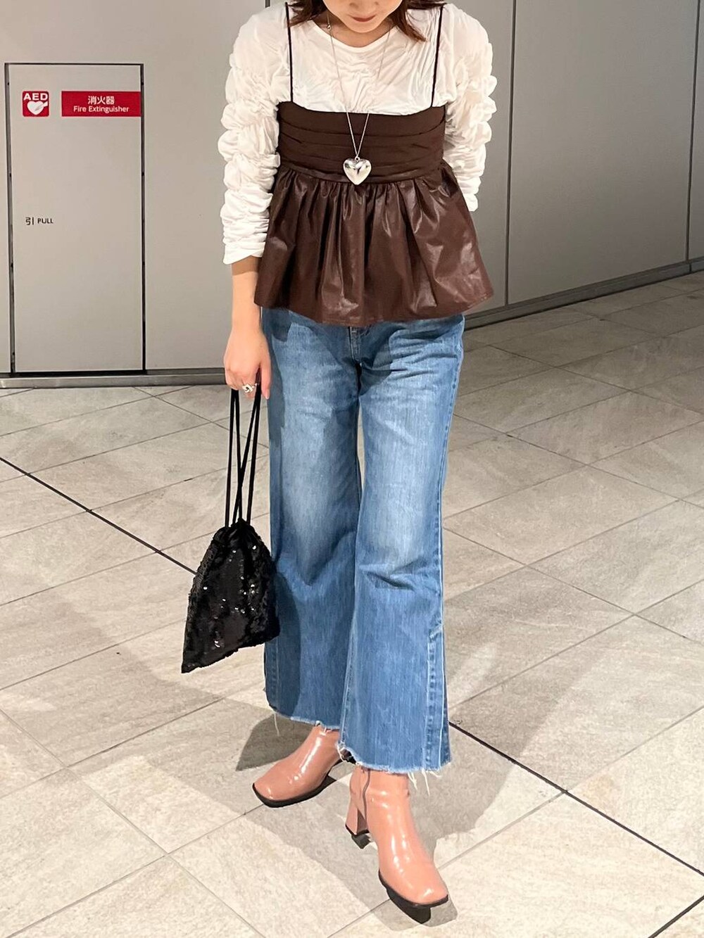 「キャミソール、差し色コーデ、カジュアル、ネックレス、LOWRYS FARM、JEANASIS、ローリーズスタイル_LOWRYS FARM、大人女子カジュアル_LOWRYS FARM、バッグ、ショルダーバッグ」｜「LOWRYS FARMのスパンコールキンチャクＢＡＧ　970194（ハンドバッグ、ブラック系）」を使った、aoさん（レディース・158cm）の秋コーディネートの3枚目の写真