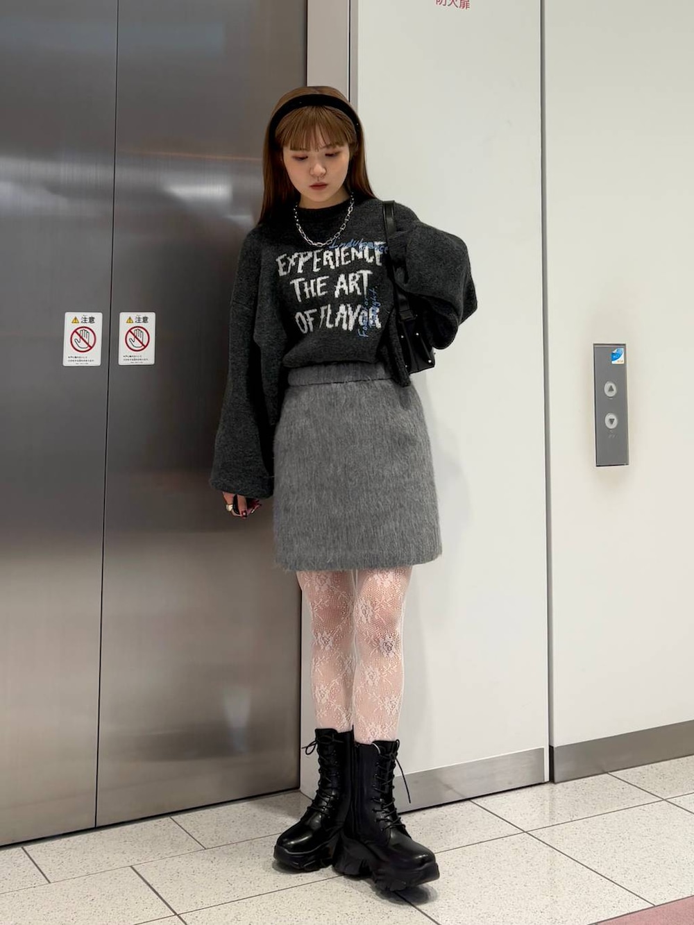 「差し色コーデ、カジュアル、ニット、ネックレス、セールコーデ、ミニスカート、スカート、LOWRYS FARM、大人カジュアル、大人女子カジュアル_LOWRYS FARM、ローリーズスタイル_LOWRYS FARM」|「LOWRYS FARMのパールツキショルダーBAG 149609(ショルダーバッグ、ブラック系)」を使った、aoさん(レディース・158cm)の冬コーディネートの4枚目の写真
