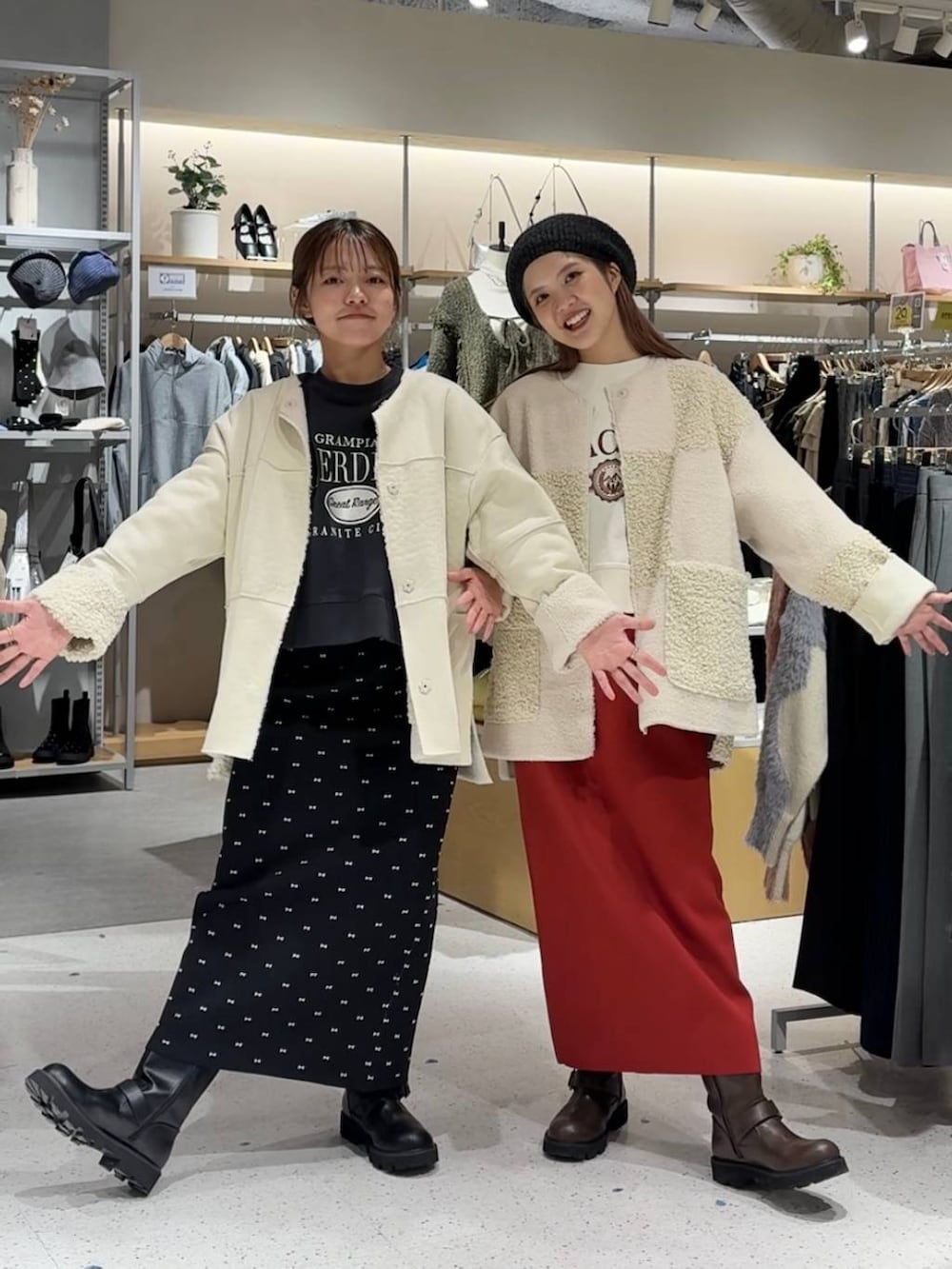 「カジュアル、差し色コーデ、ベレー帽、アウター、冬コーデ、冬アウター、LOWRYS FARM、スウェット、スカート、大人カジュアル、ローリーズスタイル_LOWRYS FARM」|「LOWRYS FARMのスポンディッシュタイトスカート 116713(スカート、レッド系)」を使った、aoさん(レディース・158cm)の秋コーディネートの2枚目の写真