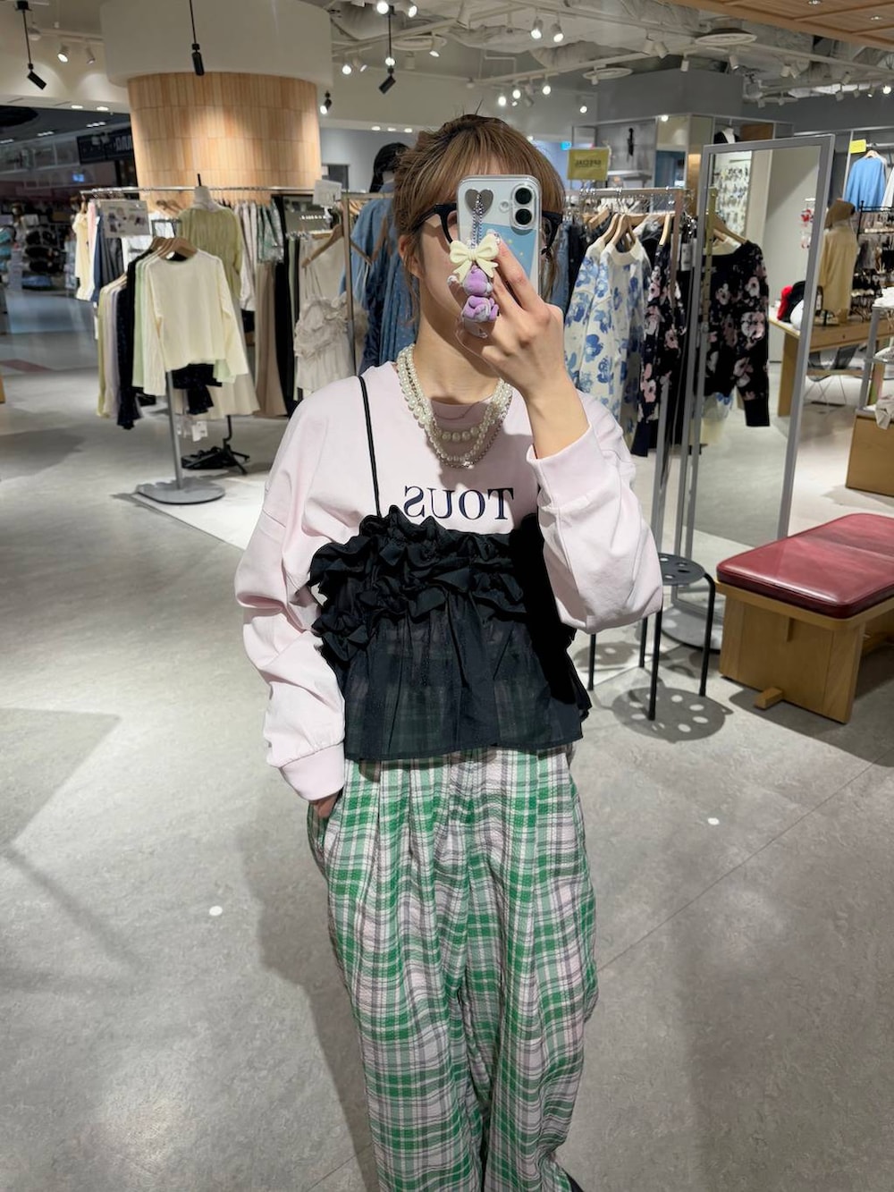 「差し色コーデ、カジュアル、めがね、メガネ、春色、春コーデ、Tシャツ、ロンT、ビスチェ、LOWRYS FARM、大人カジュアル、ローリーズスタイル_LOWRYS FARM、大人女子カジュアル_LOWRYS FARM」｜「LOWRYS FARMのＥＹＥＷＥＡＲ　128533（メガネ、ベージュ系）」を使った、aoさん（レディース・158cm）の春コーディネートの3枚目の写真