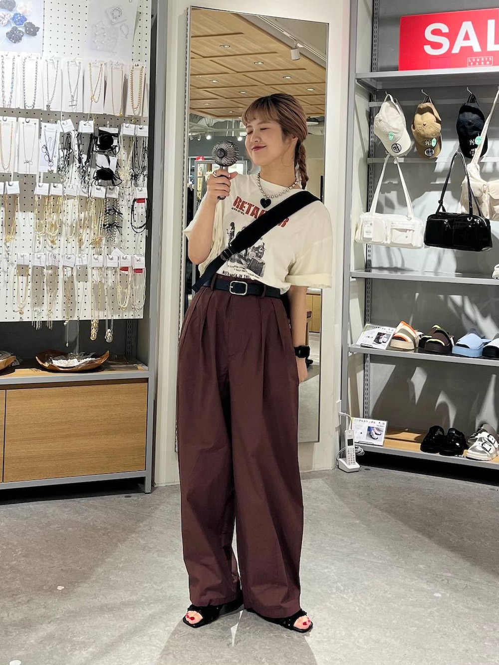 「差し色コーデ、カジュアル、ワイドパンツ、Tシャツ、ショルダーバッグ、サンダル、LOWRYS FARM、夏コーデ、大人女子カジュアル_LOWRYS FARM、大人カジュアル、ローリーズスタイル_LOWRYS FARM」|「Me%のクリアハンディーファン 110074(生活家電、ブラック系)」を使った、aoさん(レディース・158cm)の夏コーディネートの3枚目の写真