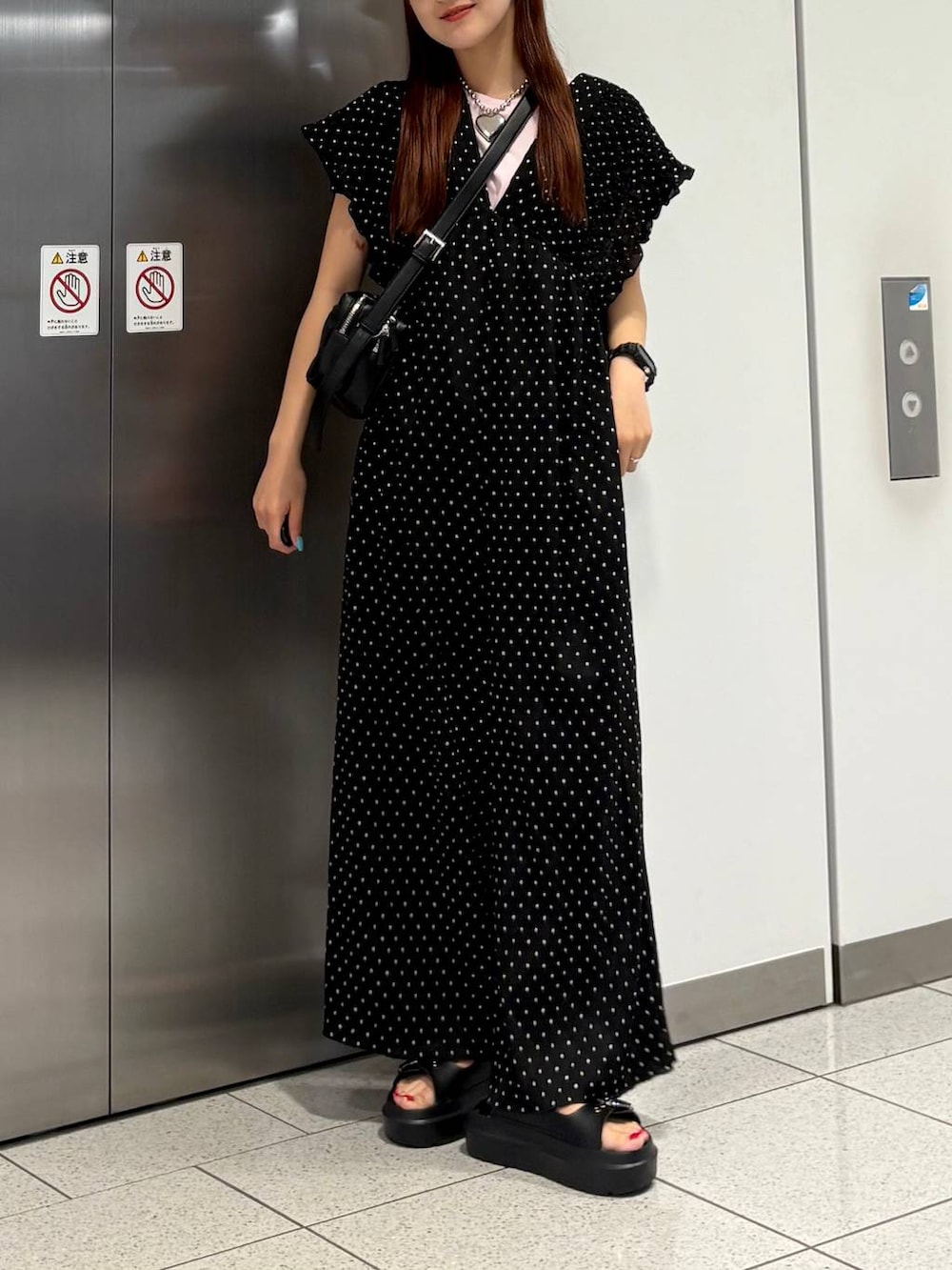 「差し色コーデ、カジュアル、大人カジュアル、サロペット、ラフ、ゆったり、サンダル、夏コーデ、Tシャツ、LOWRYS FARM、ノースリーブ、大人女子カジュアル_LOWRYS FARM、ローリーズスタイル_LOWRYS FARM、個性派」｜「LOWRYS FARMのヨウリュウシャーリングサロペット 289959（ワンピース、その他）」を使った、aoさん（レディース・158cm）の夏コーディネートの4枚目の写真